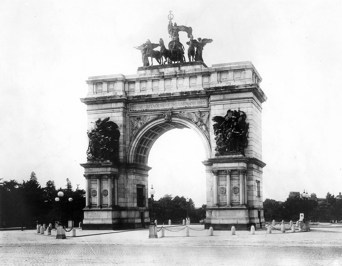 A black and white photograph of Grand Army Plaza from 1905